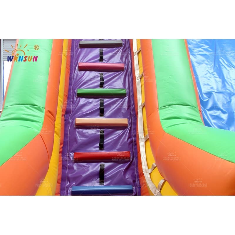 Diapositiva inflable del gato negro