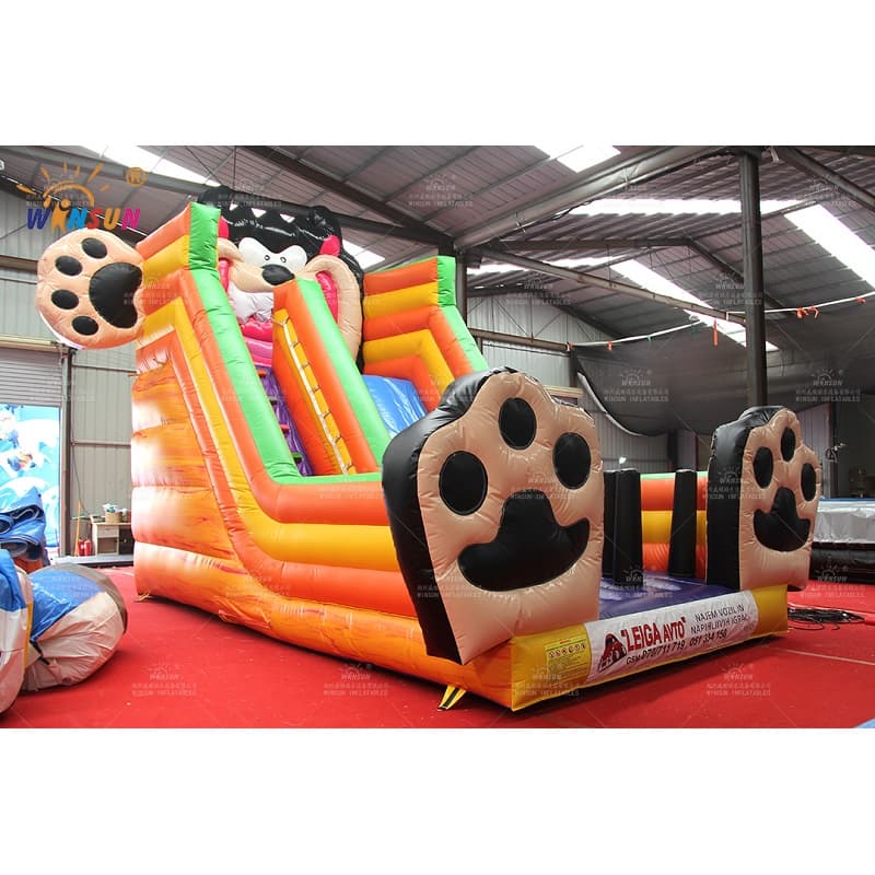 Diapositiva inflable del gato negro