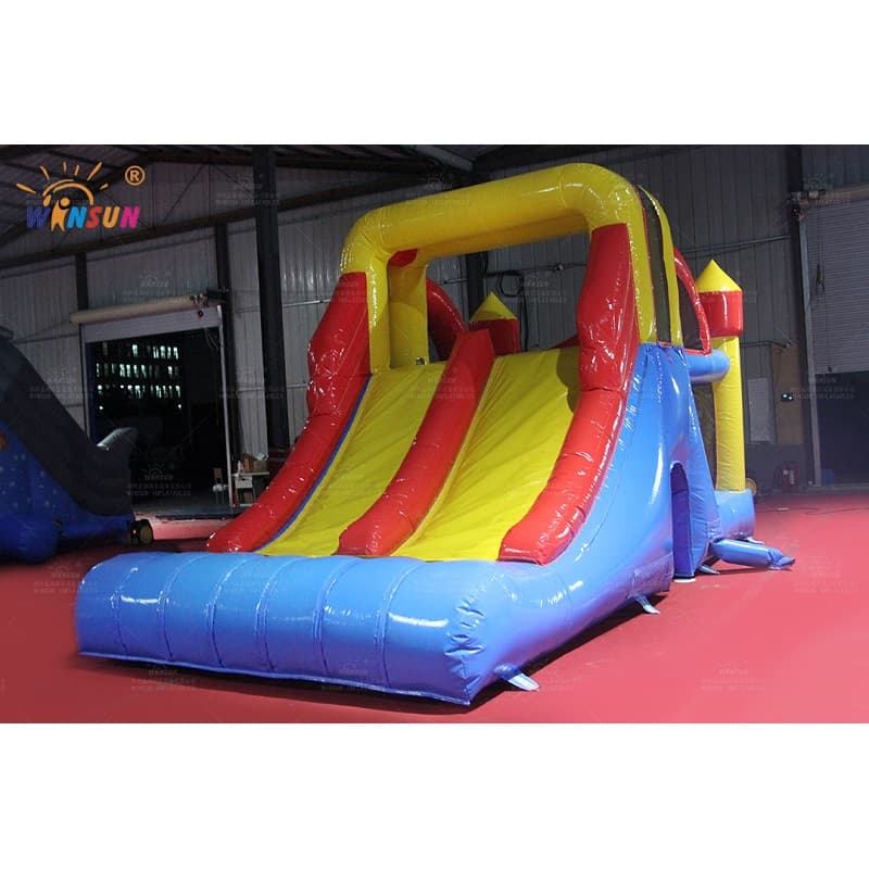 Tobogán inflable con castillo de salto