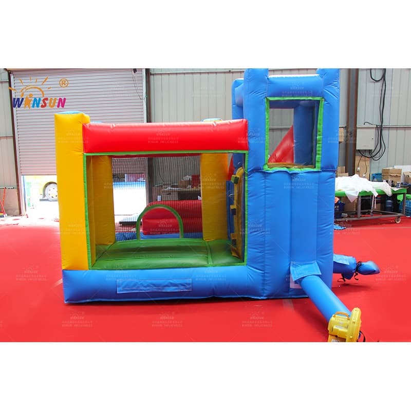 Pequeño tobogán acuático inflable con castillos