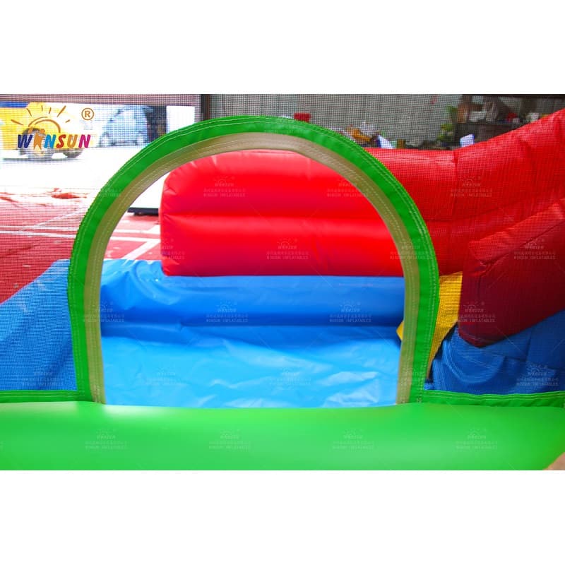 Pequeño tobogán acuático inflable con castillos