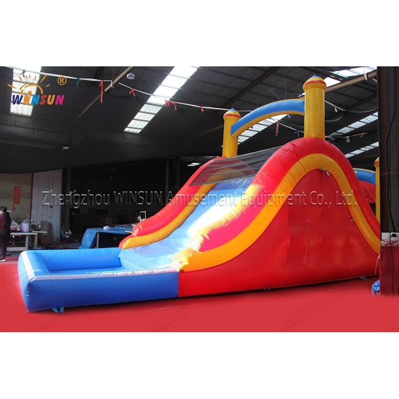 Tobogán acuático inflable con castillo de salto