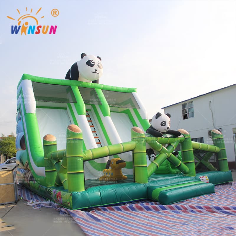 Tobogán inflable con tema de panda