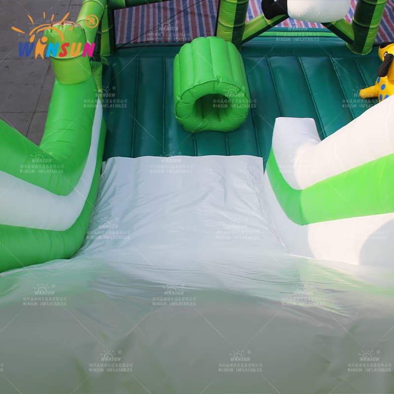 Tobogán inflable con tema de panda