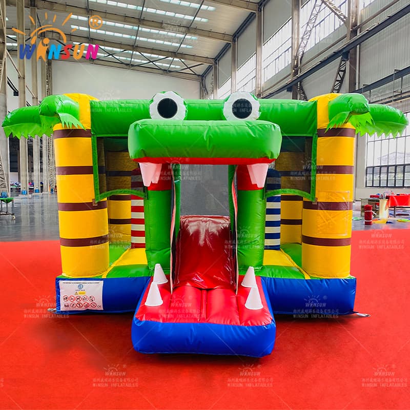 Castillo de salto inflable con tema de cocodrilo