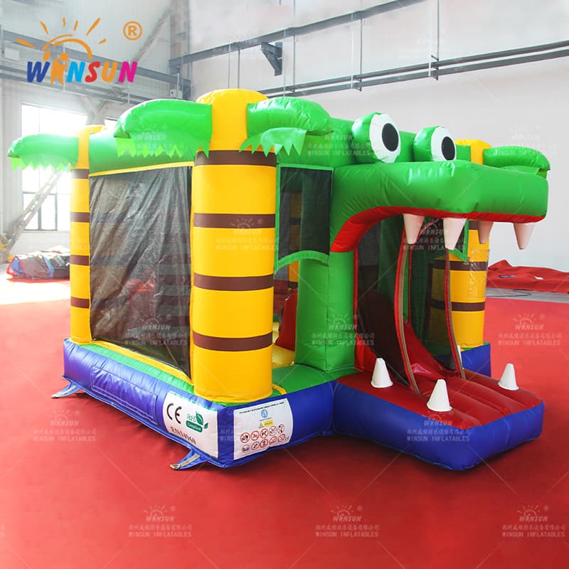 Castillo de salto inflable con tema de cocodrilo