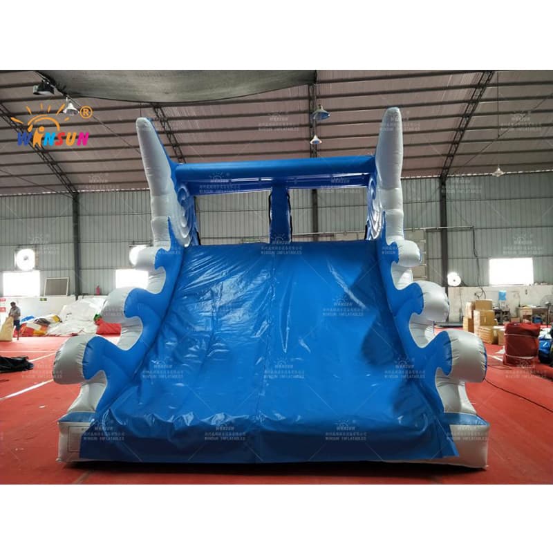 Tobogán acuático inflable con delfines