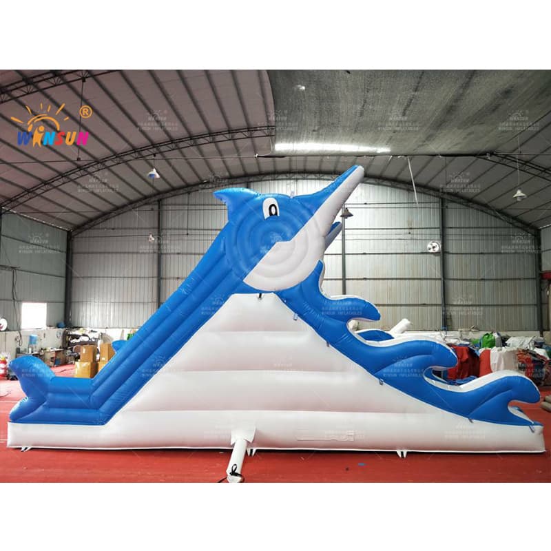 Tobogán acuático inflable con delfines