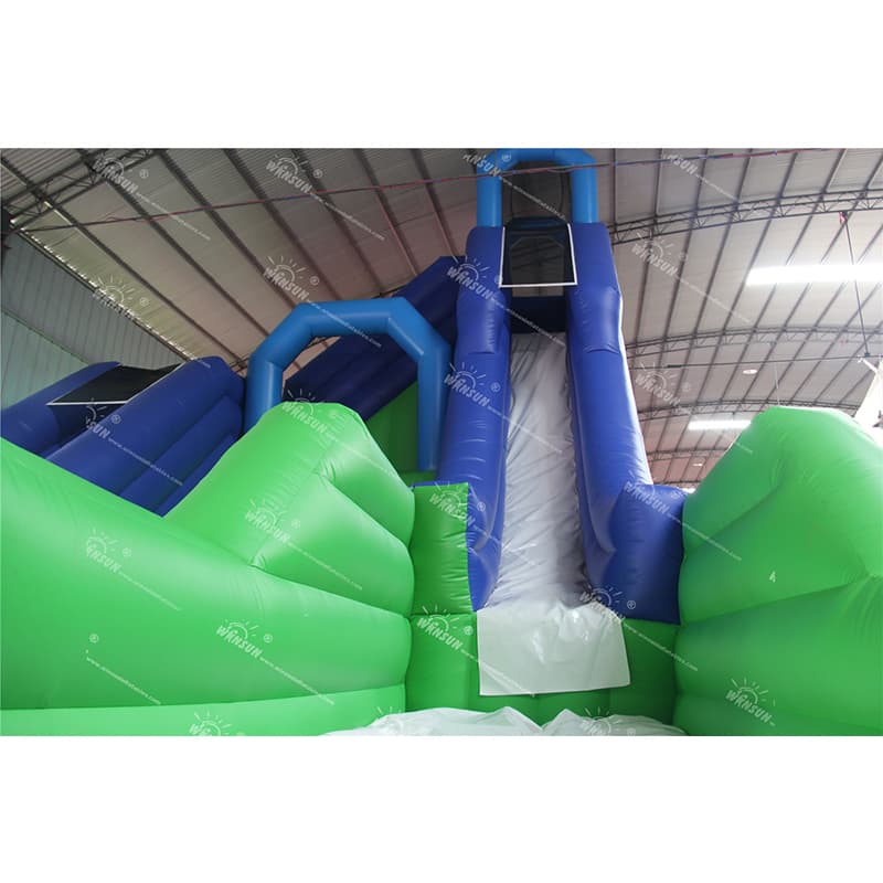 Salto inflable y tobogán