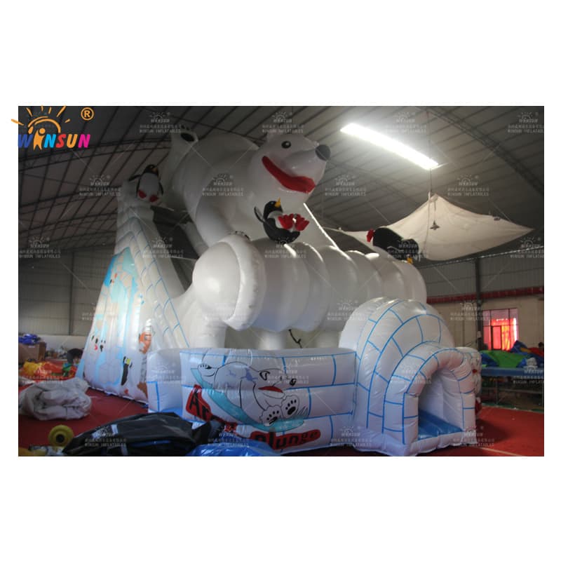 Diapositiva inflable del oso polar