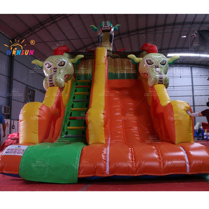 Diapositiva inflable del dragón rojo