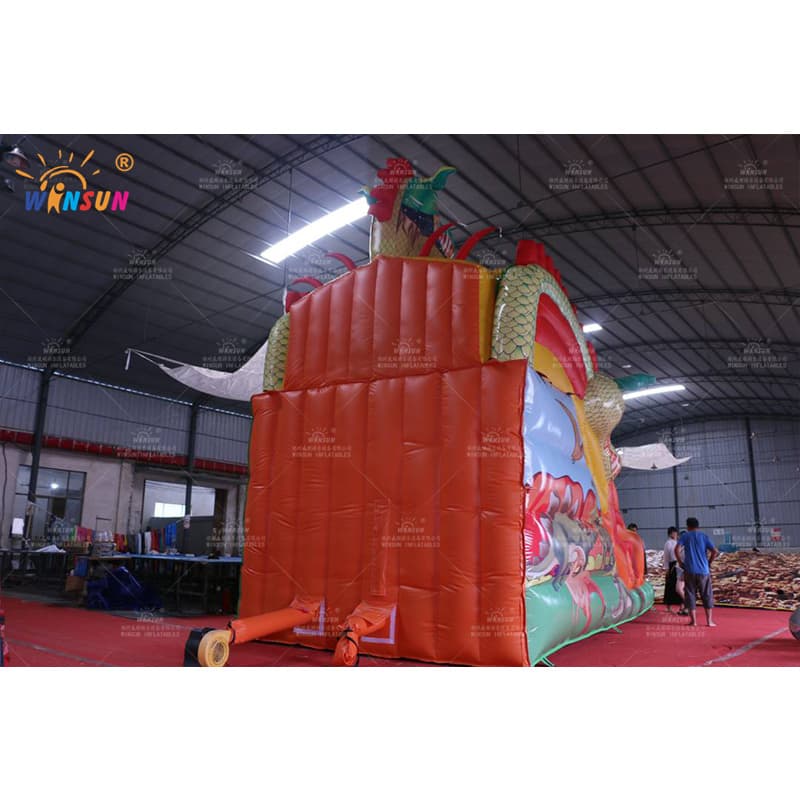 Diapositiva inflable del dragón rojo