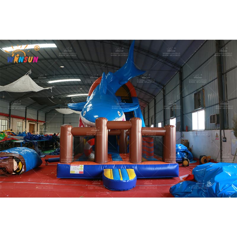 Diapositiva combinada de tiburón inflable