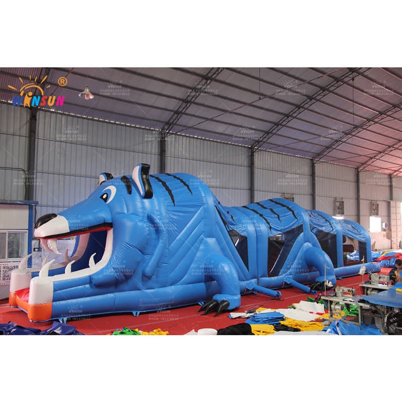 Carrera de obstáculos de tigre inflable