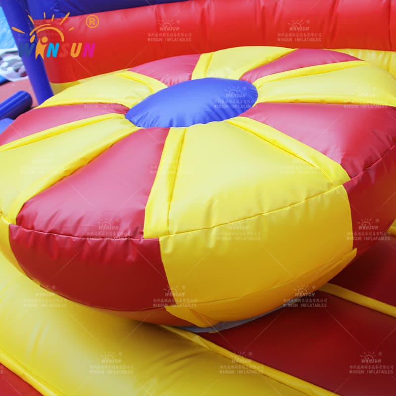 Arena de justas inflable con cascos de palos