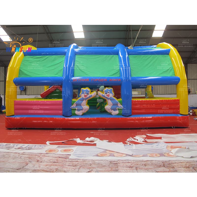 Parque infantil inflable gigante con refugio