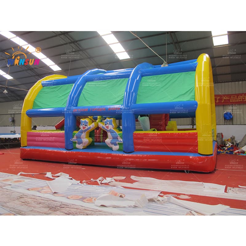 Parque infantil inflable gigante con refugio