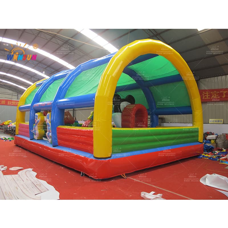 Parque infantil inflable gigante con refugio