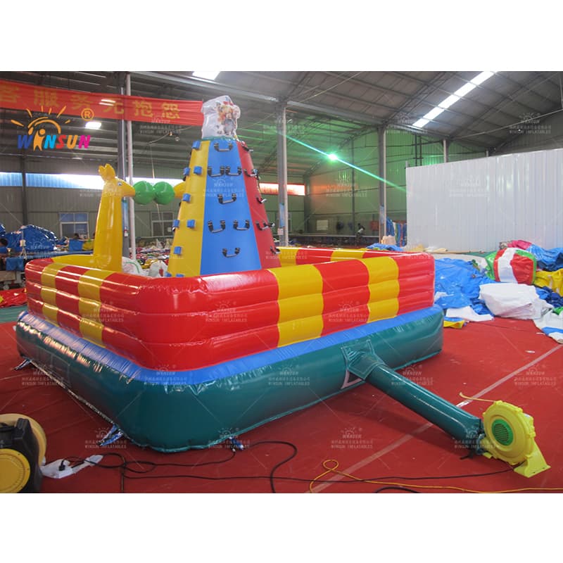 Juego de escalada inflable para niños.