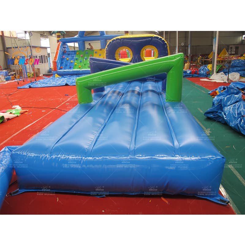 Carrera de obstáculos flotante inflable