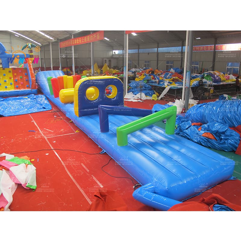 Carrera de obstáculos flotante inflable