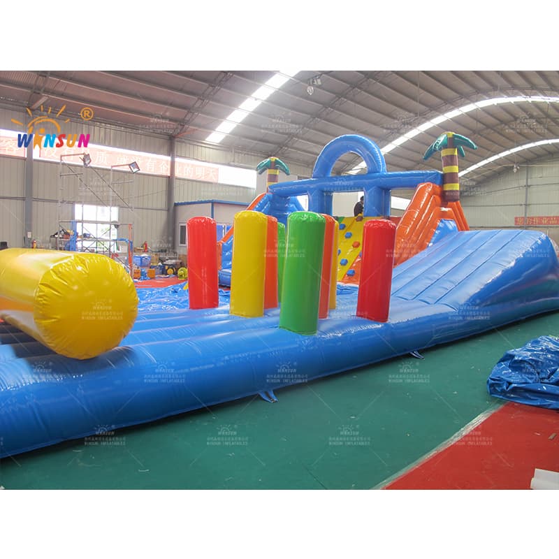 Carrera de obstáculos flotante inflable