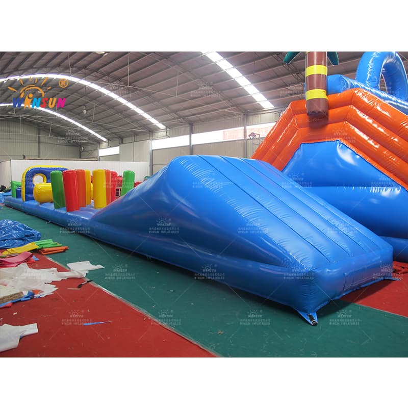 Carrera de obstáculos flotante inflable