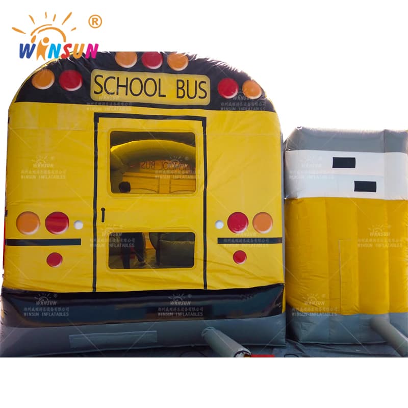 El combo de autobús escolar inflable