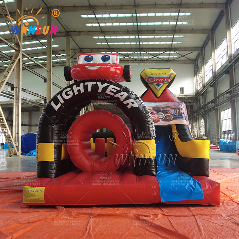 Tema inflable de los coches de Playland para niños pequeños