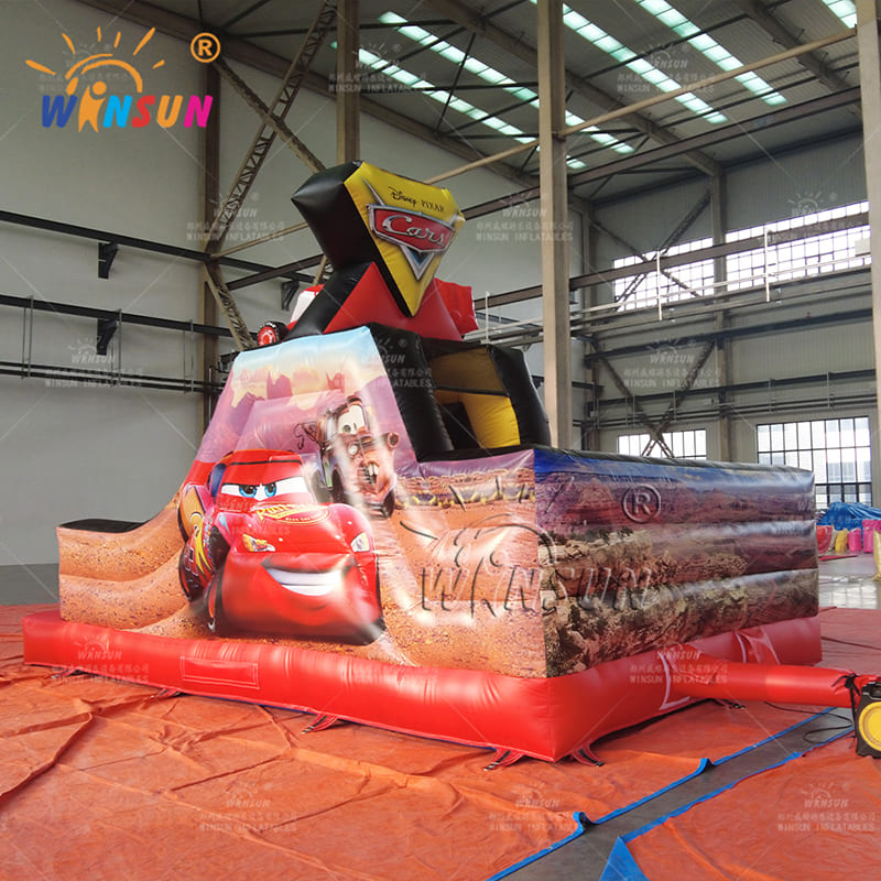 Tema inflable de los coches de Playland para niños pequeños