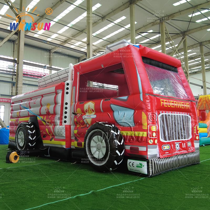 Carrera de obstáculos inflable de camión de bomberos