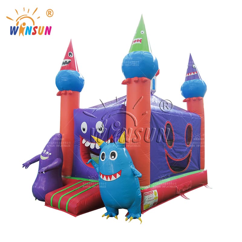 Castillo de salto inflable con tema de monstruo