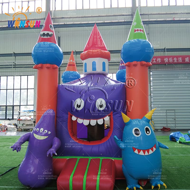 Castillo de salto inflable con tema de monstruo