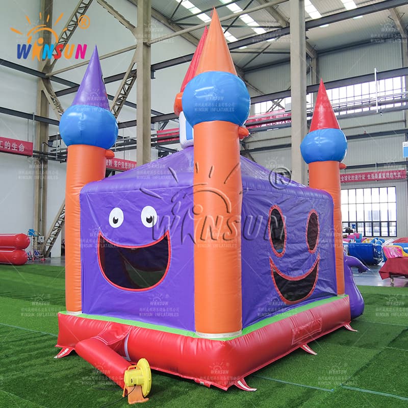 Castillo de salto inflable con tema de monstruo