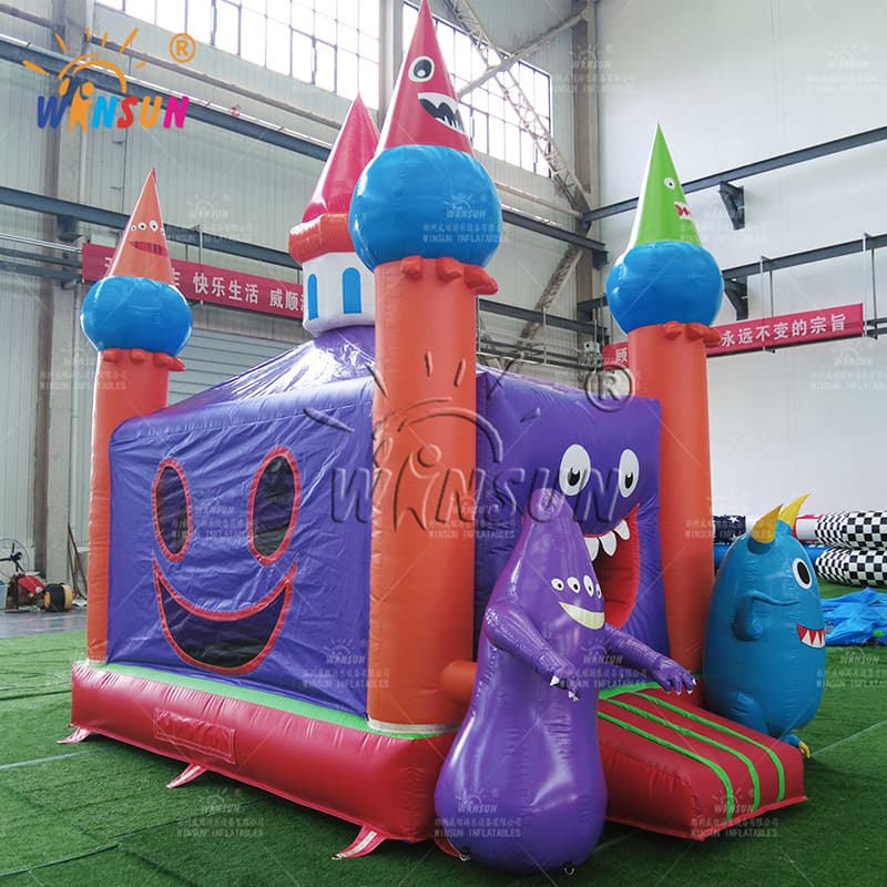 Castillo de salto inflable con tema de monstruo