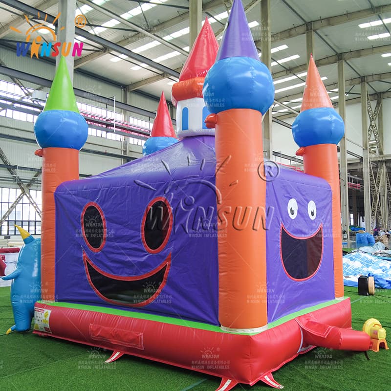 Castillo de salto inflable con tema de monstruo