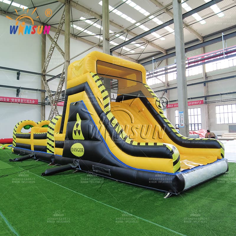 Carrera de obstáculos inflable en área tóxica