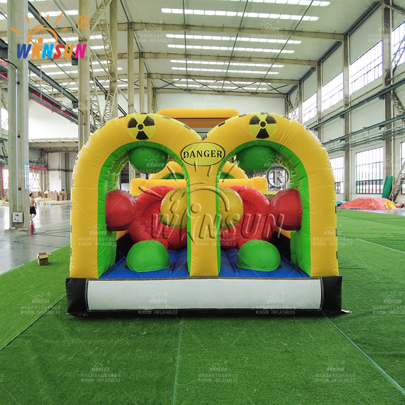 Carrera de obstáculos inflable en área tóxica