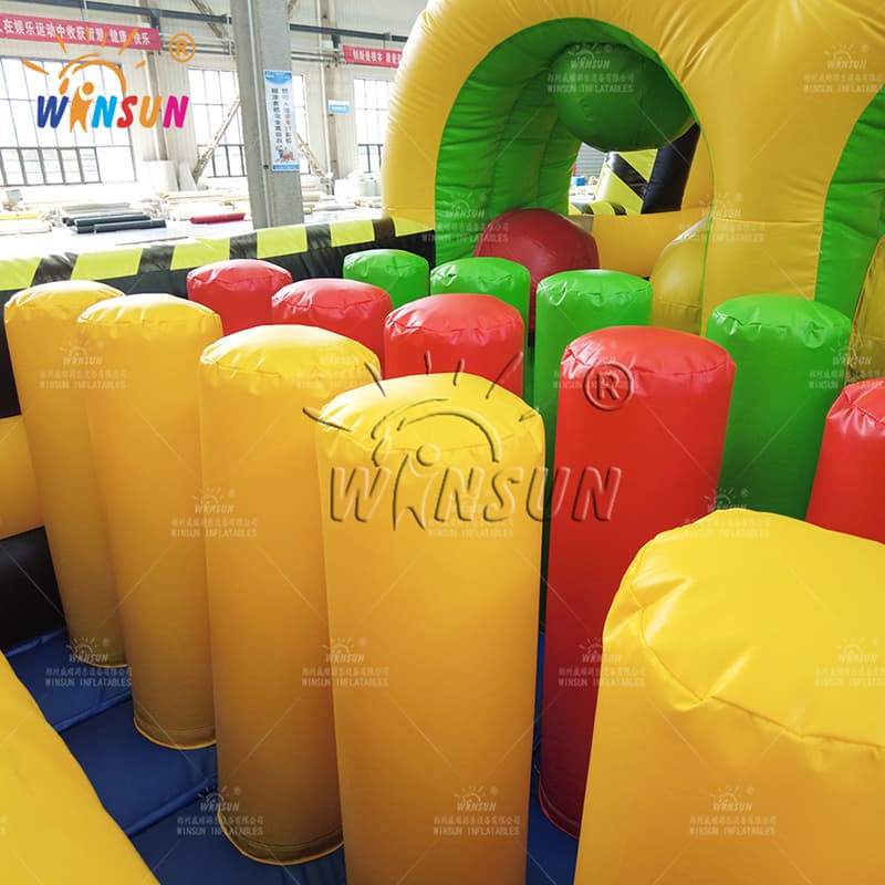 Carrera de obstáculos inflable en área tóxica