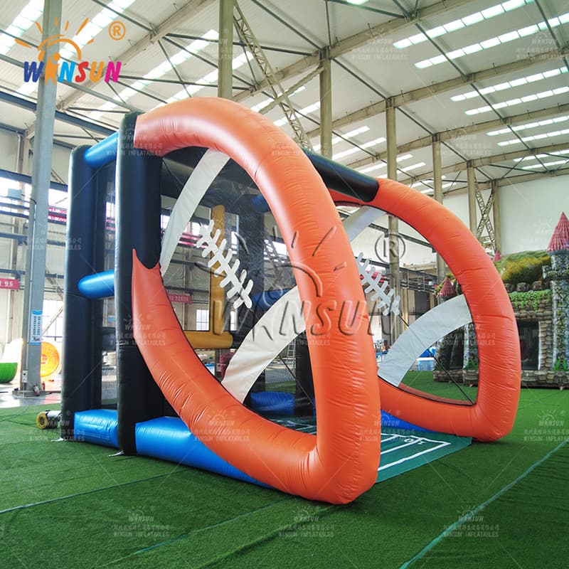 Juego deportivo inflable con tema de fútbol americano