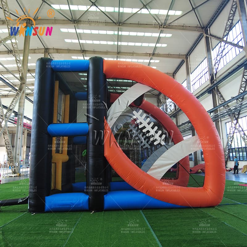 Juego deportivo inflable con tema de fútbol americano