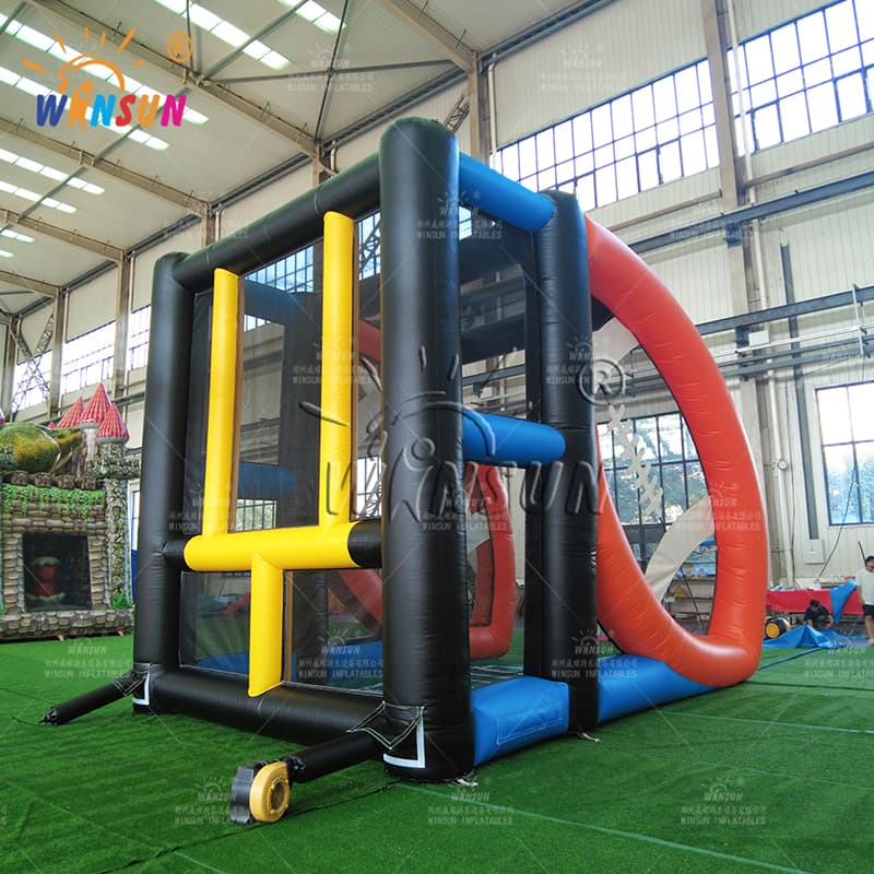 Juego deportivo inflable con tema de fútbol americano