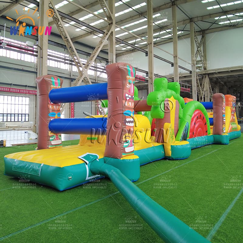 Carrera de obstáculos con piscina inflable temática de Hawái