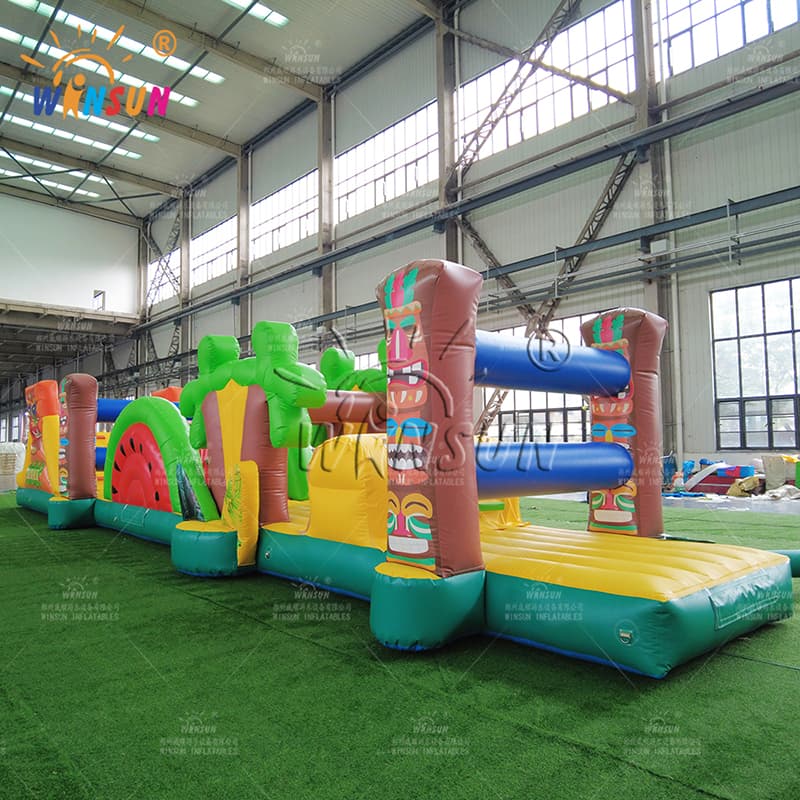 Carrera de obstáculos con piscina inflable temática de Hawái