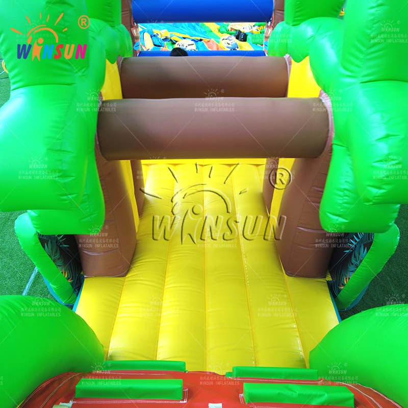 Carrera de obstáculos con piscina inflable temática de Hawái