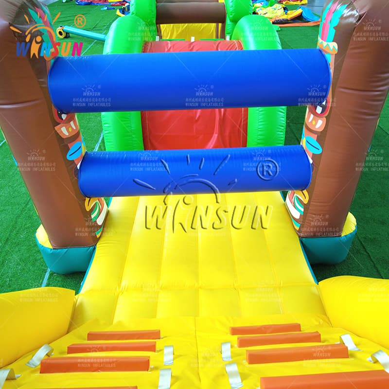 Carrera de obstáculos con piscina inflable temática de Hawái