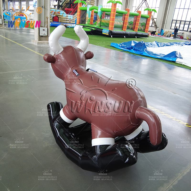 Toro balancín inflable