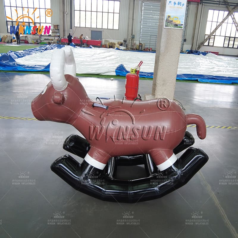 Toro balancín inflable