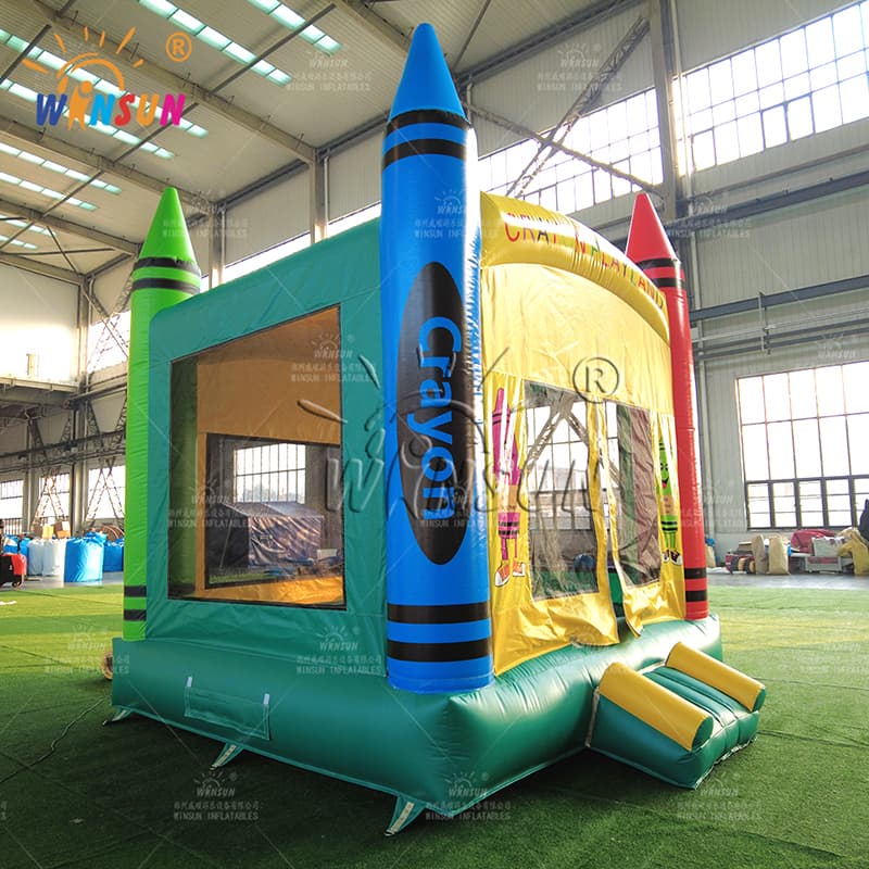 Parque infantil inflable con crayones