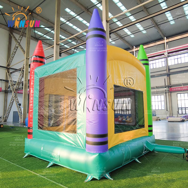 Parque infantil inflable con crayones